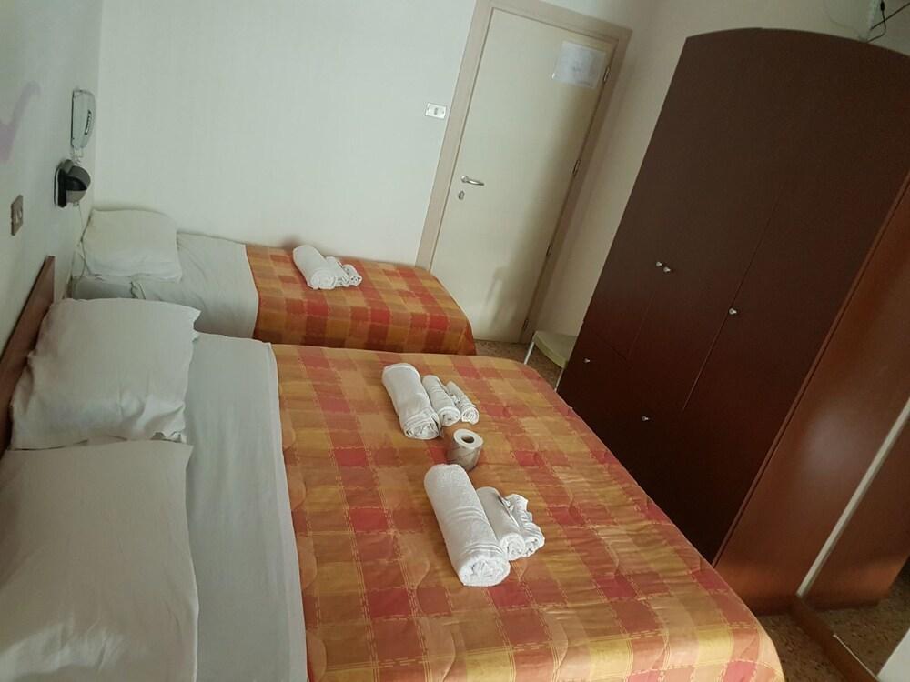 Hotel Criss Ріміні Екстер'єр фото